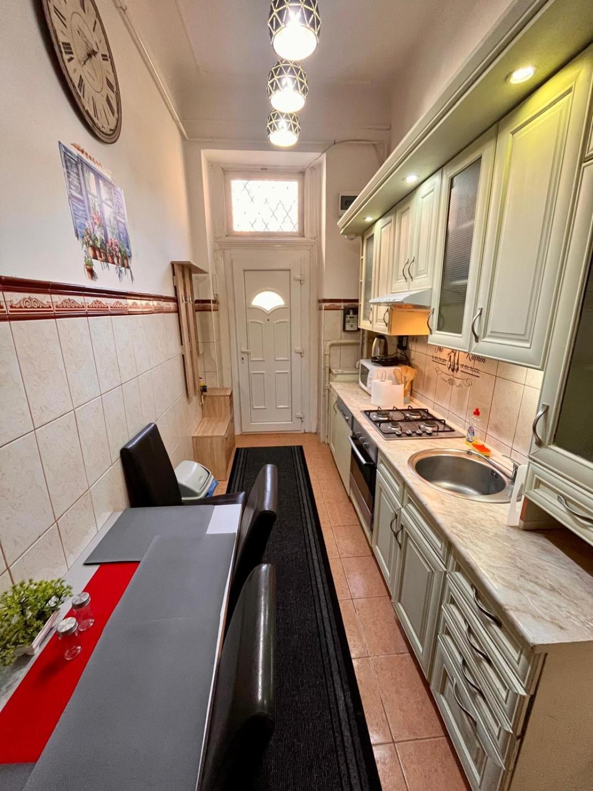 בודפשט Kalvaria With Balcony, Free Parking And Ac מראה חיצוני תמונה