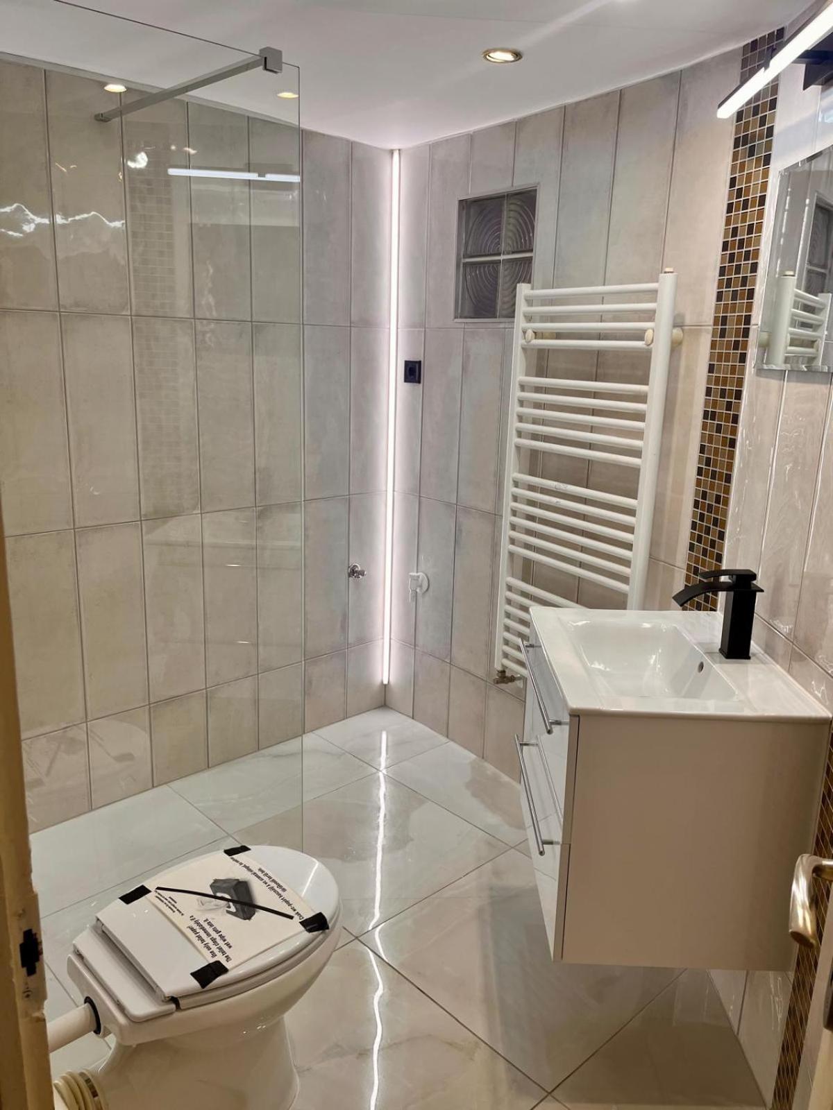 בודפשט Kalvaria With Balcony, Free Parking And Ac מראה חיצוני תמונה