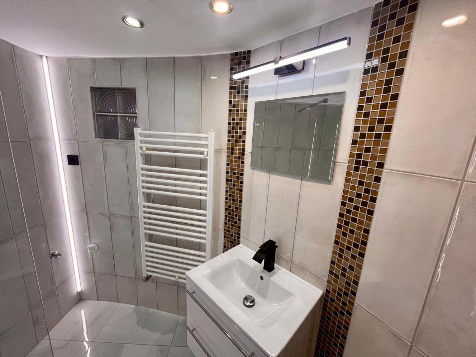 בודפשט Kalvaria With Balcony, Free Parking And Ac מראה חיצוני תמונה