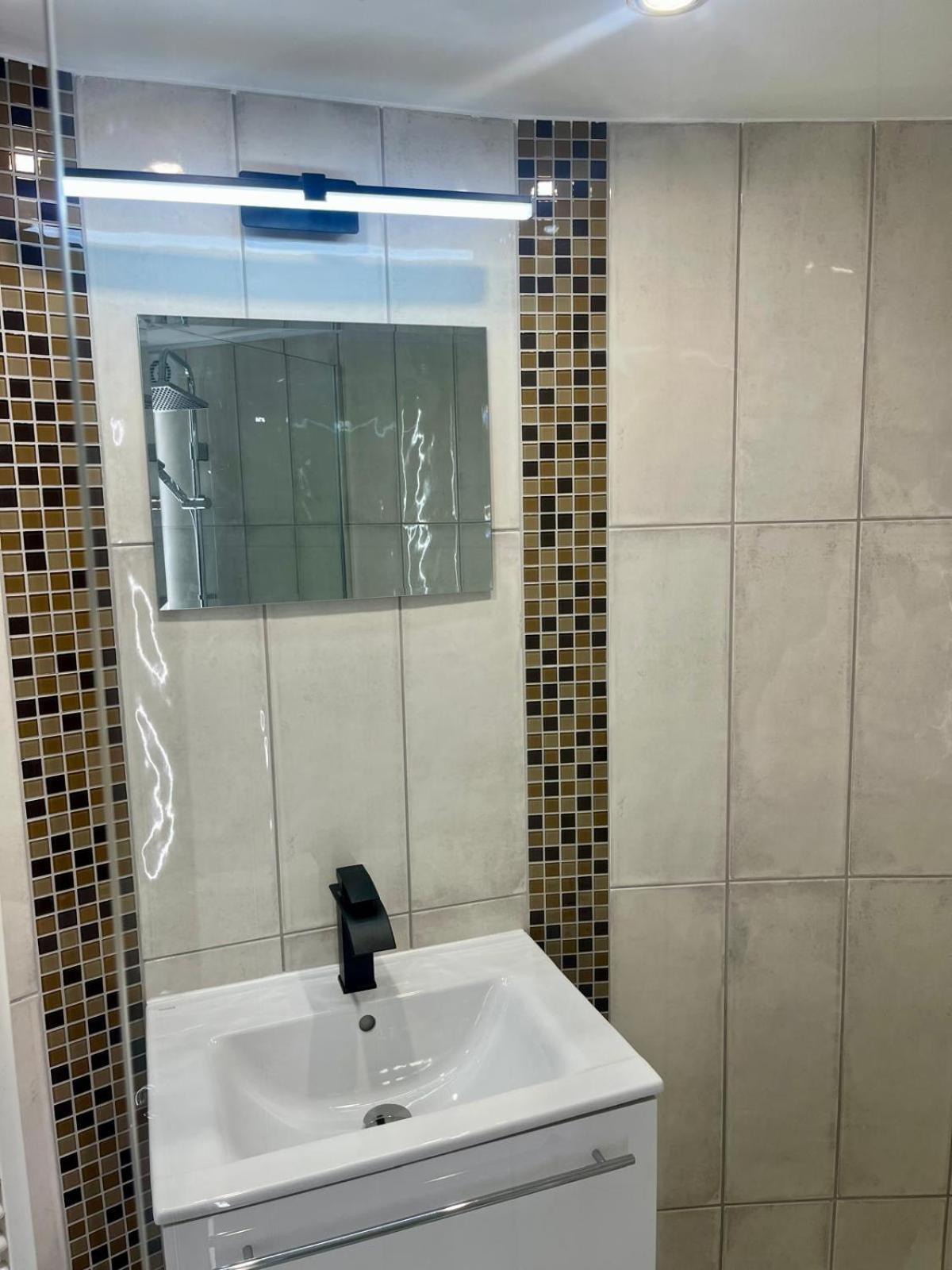 בודפשט Kalvaria With Balcony, Free Parking And Ac מראה חיצוני תמונה